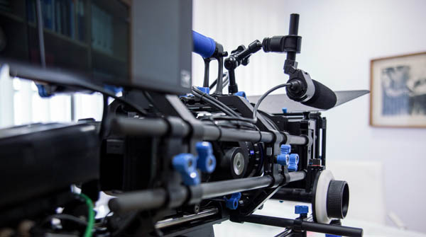 Filmproduktion: einsatzbereite Kamera